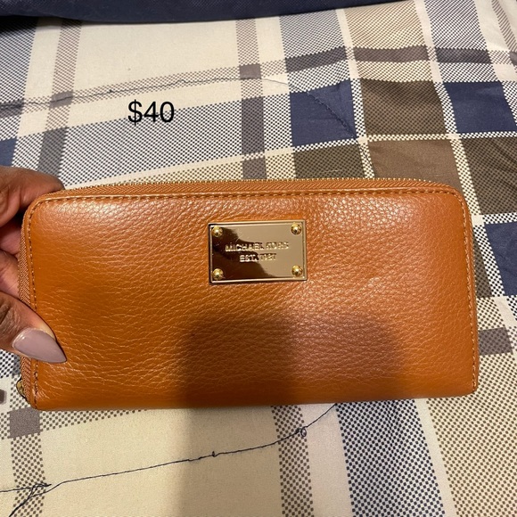 Handbag and accessories overload! - Picture 4 of 9